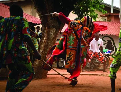  The Egun masquerader - A Striking Dance of Ancestral Spirits and Vibrant Earth Tones